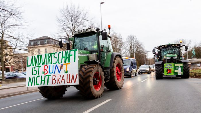 Január után újra tüntettek a földművesek Hannoverben a tartományi parlament épületénél és több helyen Németországban. Noha az év eleji tüntetések miatt változtatott a német kormány a mezőgazdaság finanszírozásán, a termelők továbbra is elégedetlenek az intézkedéscsomaggal, és további demonstrációkra készülnek.