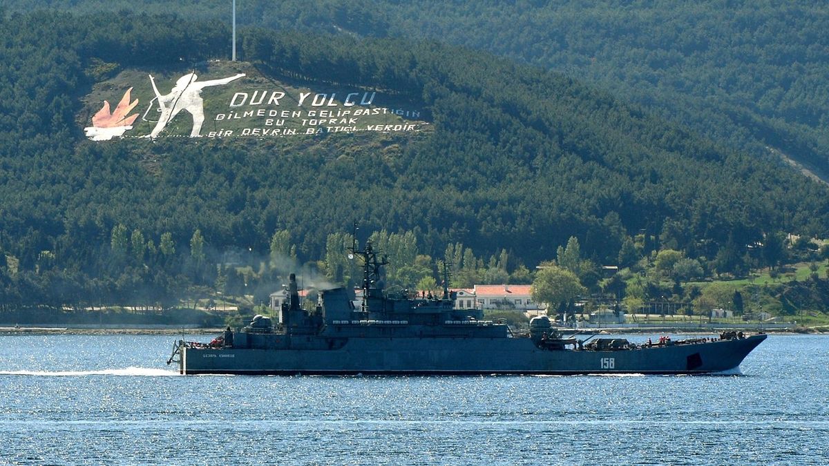 Levideózták, ahogy ukrán drónok megsemmisítenek egy orosz hajót