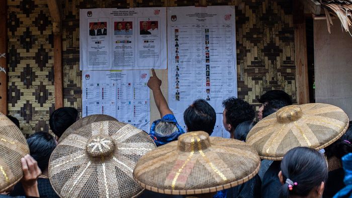 Members of the indigenous Baduy tribe check the candidates list at a polling station before they cast their ballots and vote in Indonesia’s presidential and legislative elections in Kanekes Village, Lebak, Banten province on February 14, 2024.
Voting began on February 14 in Indonesia's presidential, national and provincial elections at more than 800,000 polling stations across the country, with nearly 205 million people eligible to cast their ballot.