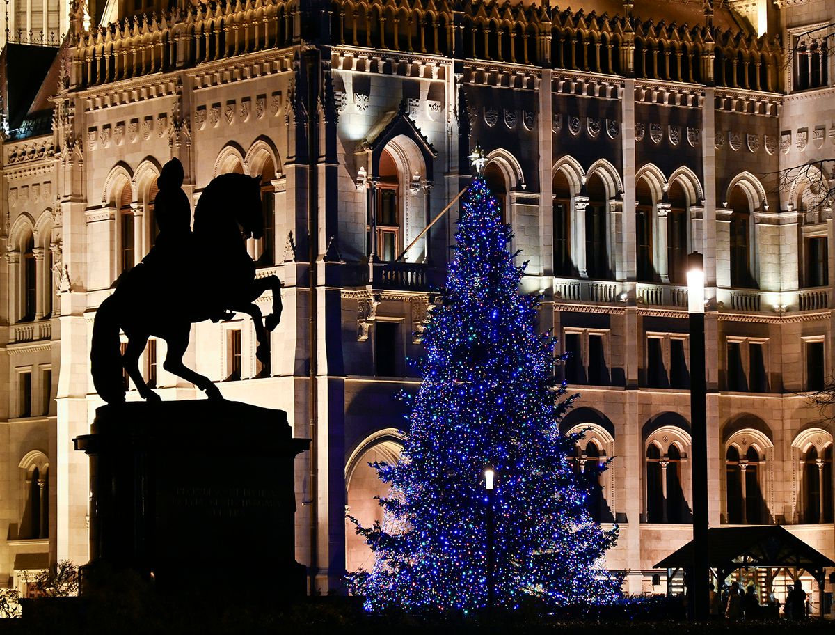 Budapest, 2023. december 4.
Az ország karácsonyfája az Országház előtt 2023. december 4-én. A mintegy 24 méter magas, 80 centiméteres törzsátmérőjű, 5 tonnás fenyő egy hajdúszoboszlói családi ház kertjéből érkezett a Kossuth térre.
MTI/Szigetváry ZsoltBudapest, 2023. december 4.Az ország karácsonyfája az Országház előtt 2023. december 4-én. A mintegy 24 méter magas, 80 centiméteres törzsátmérőjű, 5 tonnás fenyő egy hajdúszoboszlói családi ház kertjéből érkezett a Kossuth térre.MTI/Szigetváry Zsolt