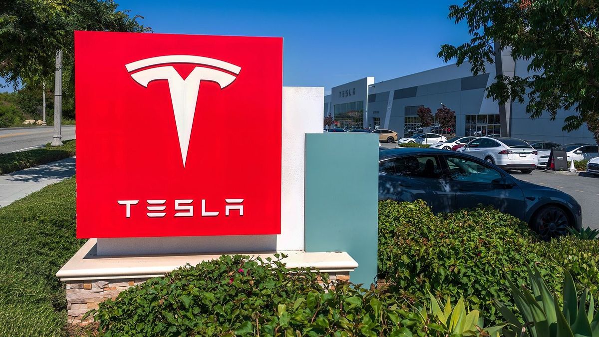 Tyúkper: nekiment a Tesla egy csirkésnek, és legyűrte