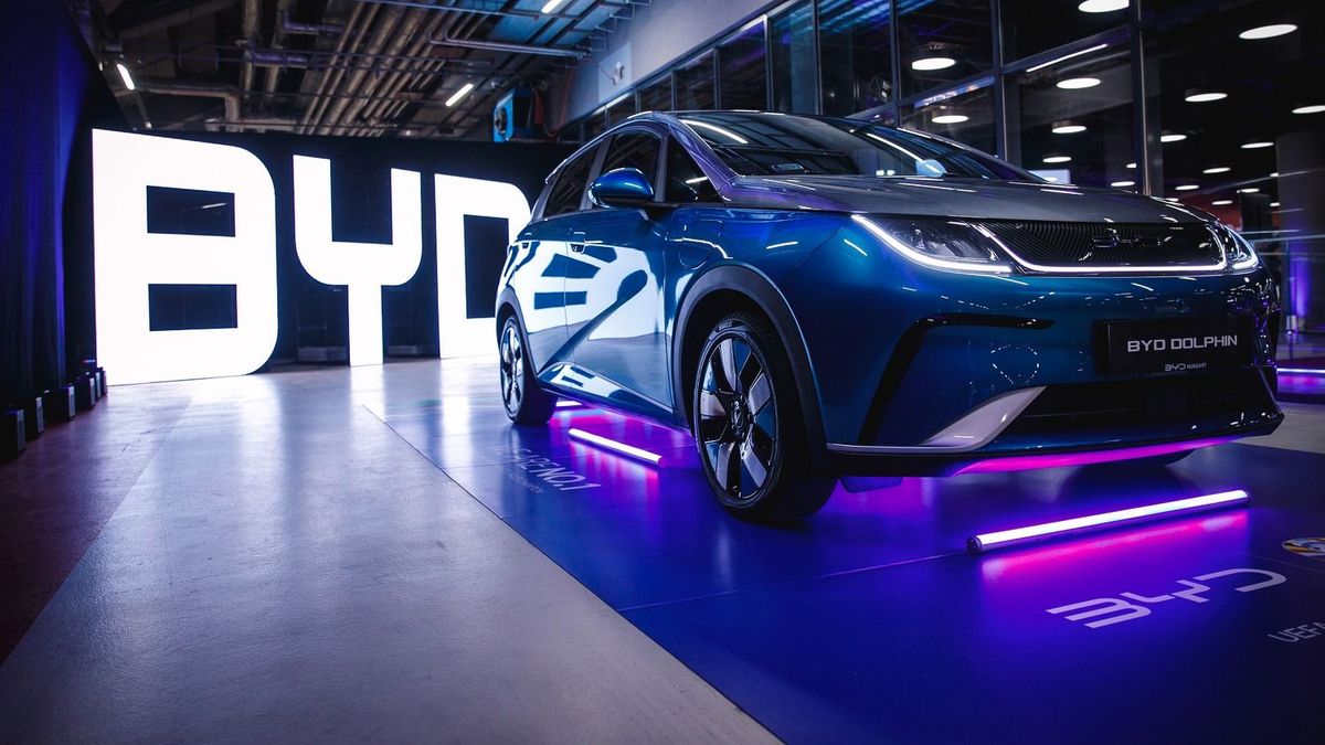 BYD: az autósok után most a befektetők kegyeit keresik a kínaiak