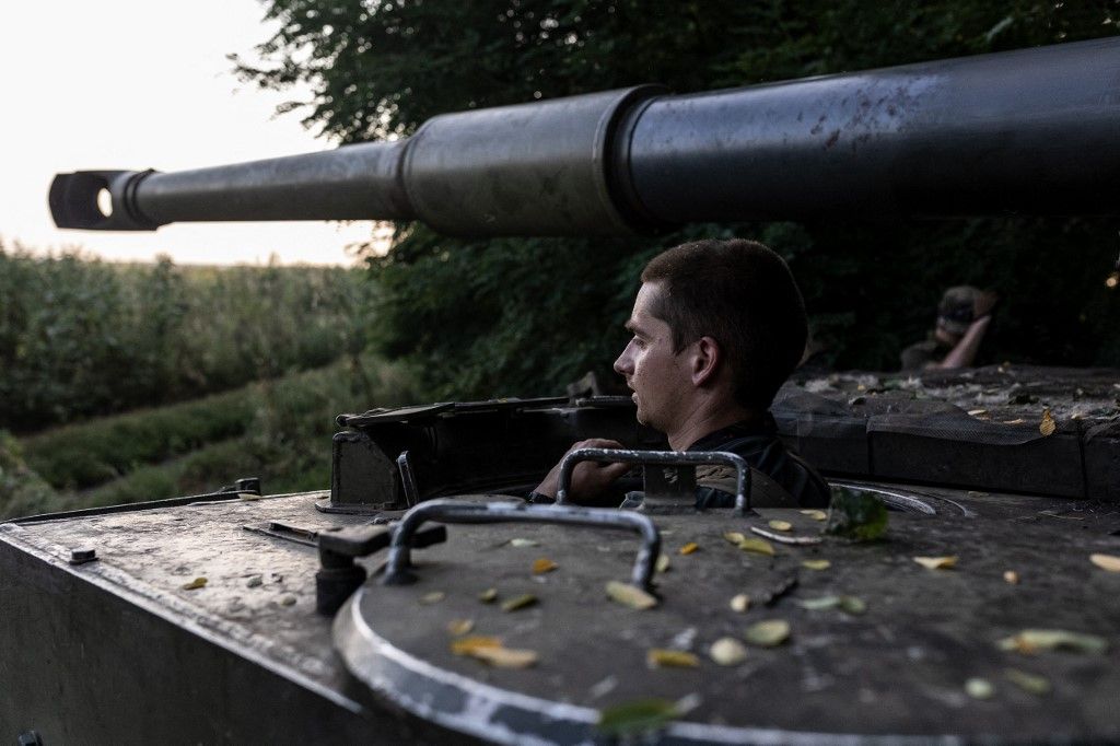 Ukrainian soldiers deployed at their artillery positions in Velyka Novosilka