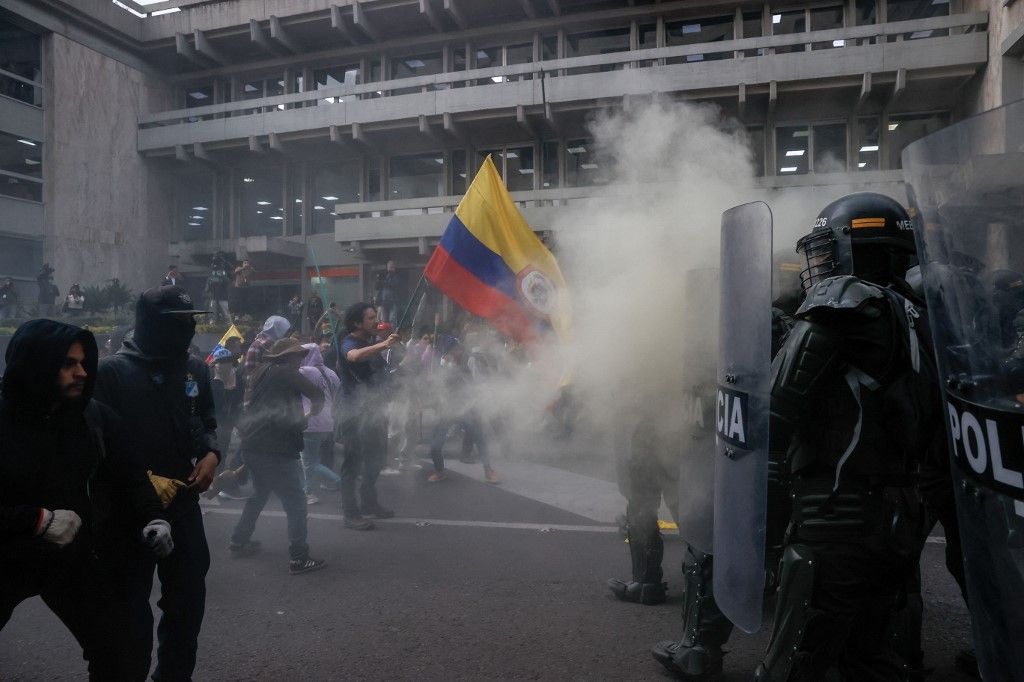 Turmoil erupts in Bogota as Colombia's Supreme Court fails to select a new chief prosecutorBOGOTA, COLOMBIA - FEBRUARY 08: Protesters clash with the police as they block the entrances of Colombia's Palace of Justice, demanding the appointment of a new chief prosecutor in Bogota, Colombia on February 08, 2024. Colombian Deputy Prosecutor General, Martha Mancera is scheduled to take on prosecutorial responsibilities on Monday, despite accusations of shielding alleged drug traffickers. Approximately 20,000 demonstrators marched in Bogota to exert pressure on the court regarding Mancera's selection. Following the court's decision to delay the vote for a new chief prosecutor by two weeks, a faction of protesters proceeded to obstruct access to the palace of justice's parking garage. Juancho Torres / Anadolu (Photo by Juancho Torres / ANADOLU / Anadolu via AFP)