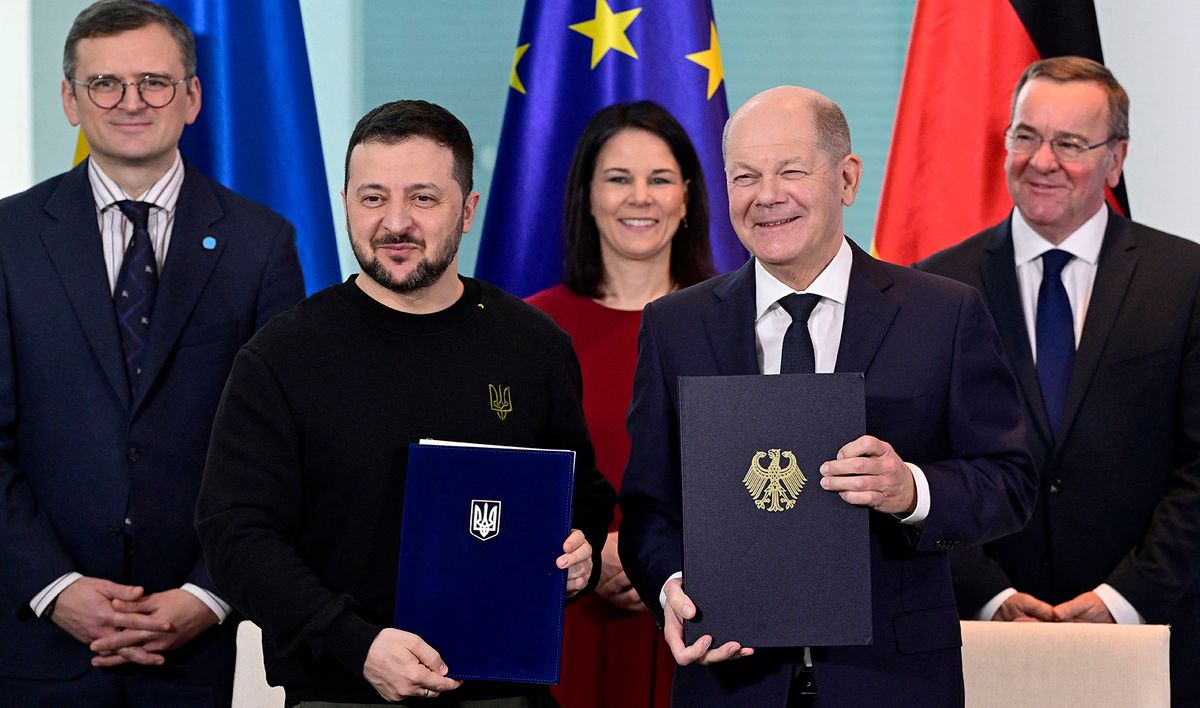 German Chancellor Olaf Scholz (2nd R) and Ukraine's President Volodymyr Zelensky (2nd L) pose after signing a bilateral agreement on security commitments and long-term support, as in background are seen Ukraine's foreign minister Dmytro Kuleba (L), German Foreign Minister Annalena Baerbock (C) and German Defence Minister Boris Pistorius (R), at the Chancellery in Berlin on February 16, 2024. Zelensky's key visits to Germany and France comes at a critical time as Ukraine faces mounting pressure on the eastern frontlines because of ammunition shortages and fresh Russian attacks. (Photo by John MACDOUGALL / AFP)
orosz-ukrán háború Volodimir Zelenszkij Ukrajna