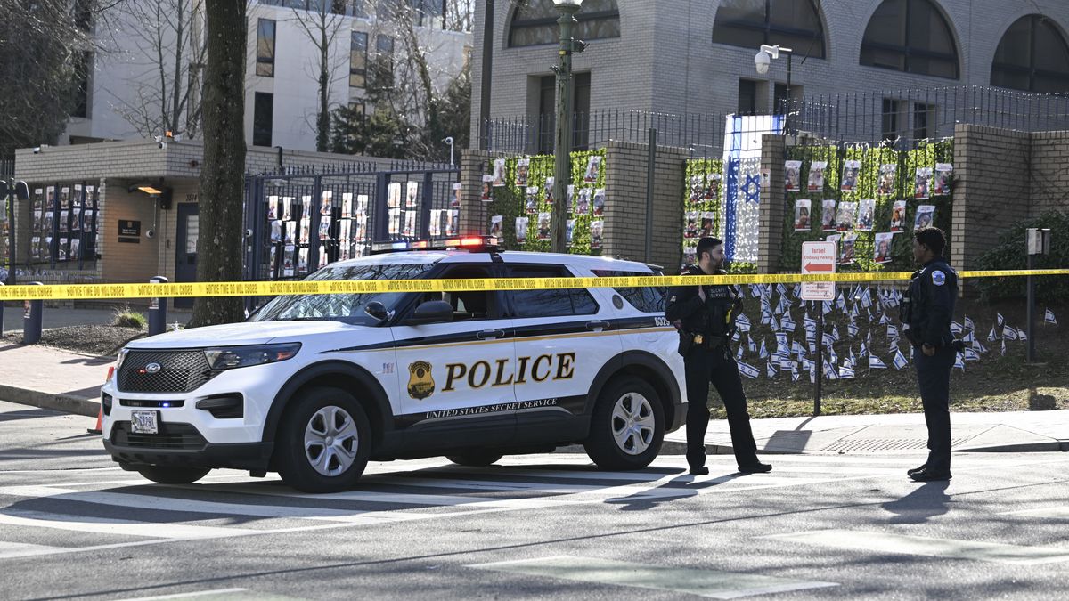 Az amerikai légierő egyik pilótája felgyújtotta magát a Washingtonban az izraeli nagykövetség előtt – videó