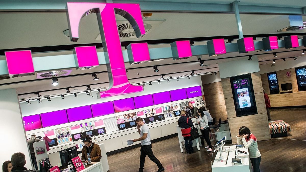 Inside A T-Mobile Retail Store, Operated By Magyar Telekom Nyrt., Ahead Of Earnings
Customers browse mobile phone handsets as a sign sits above the entrance to a T-Mobile store, operated by Magyar Telekom Nyrt., in Budapest, Hungary, on Monday, Nov. 2, 2015. Magyar Telekom will announce third-quarter earnings on Wednesday. Photographer: Akos Stiller/Bloomberg via Getty Images