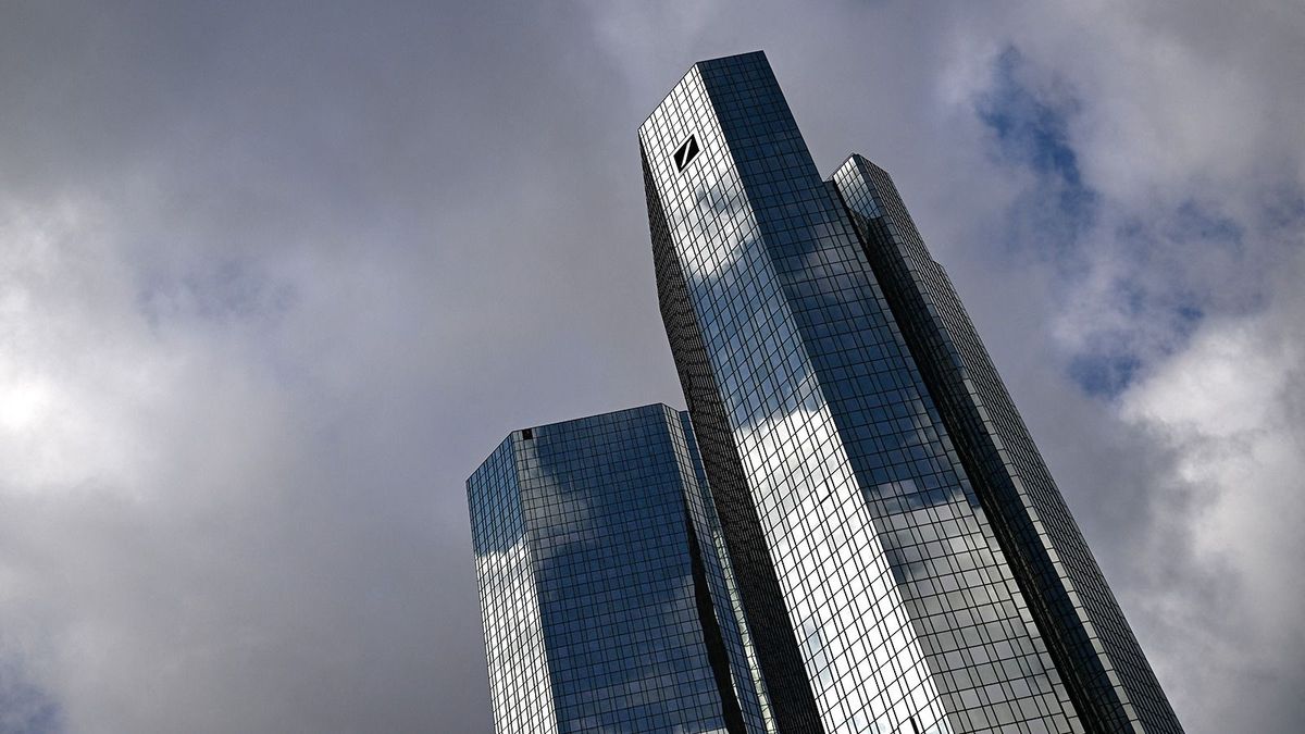Milliárdos osztalékokat fizet és többezer dolgozót kirúg a Deutsche Bank
