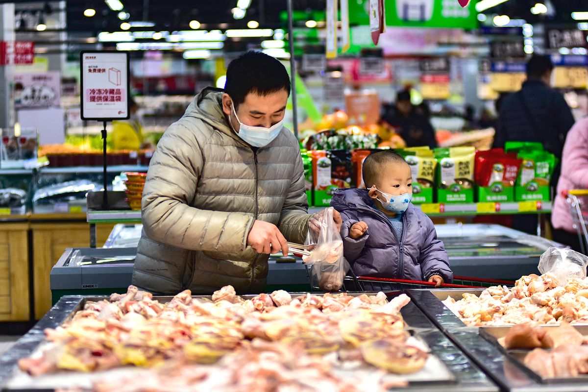 Customers Shop at A Supermarket in Qingzhou, China,
infláció, pénz, kína, moeny
Customers are shopping at a supermarket in Qingzhou, China, on January 12, 2024. According to data released by the National Bureau of Statistics on January 17, China's total retail sales of consumer goods reached 47,149.5 billion yuan in 2023, marking an increase of 7.2% over the previous year. (Photo by Costfoto/NurPhoto) (Photo by CFOTO / NurPhoto / NurPhoto via AFP)