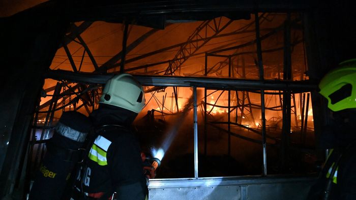 Budapest, 2024. február 7.
Tűzoltók dolgoznak egy teljes terjedelmében lángokban álló, nagyjából tízezer négyzetméteres kertészet oltásán Budapest XXIII. kerületében, Soroksáron a Meddőhányó utcában 2024. február 6-án késő éjszaka.
MTI/Mihádák Zoltán