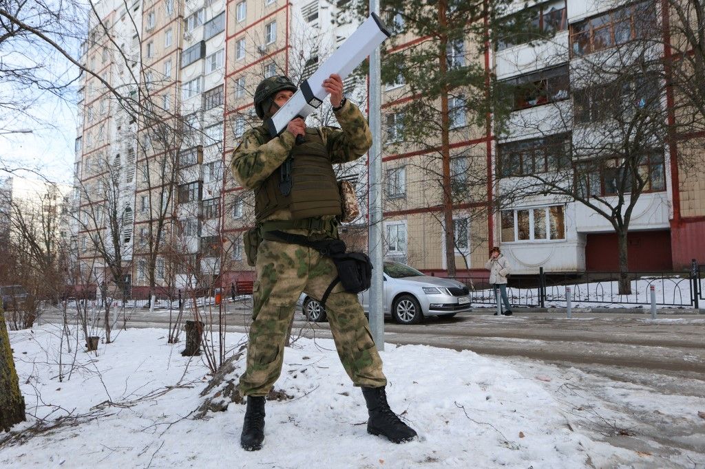 Local residents and self-defence unit volunteers participate in an evacuation drill during a simulated emergency over a Ukrainian shelling, in Belgorod, the main city of Russia's southwestern Belgorod region bordering Ukraine, on February 28, 2024. An anti-drone rifle is seen in the hands of a self-defence unit volunteer. (Photo by STRINGER / AFP)
orosz-ukrán háború