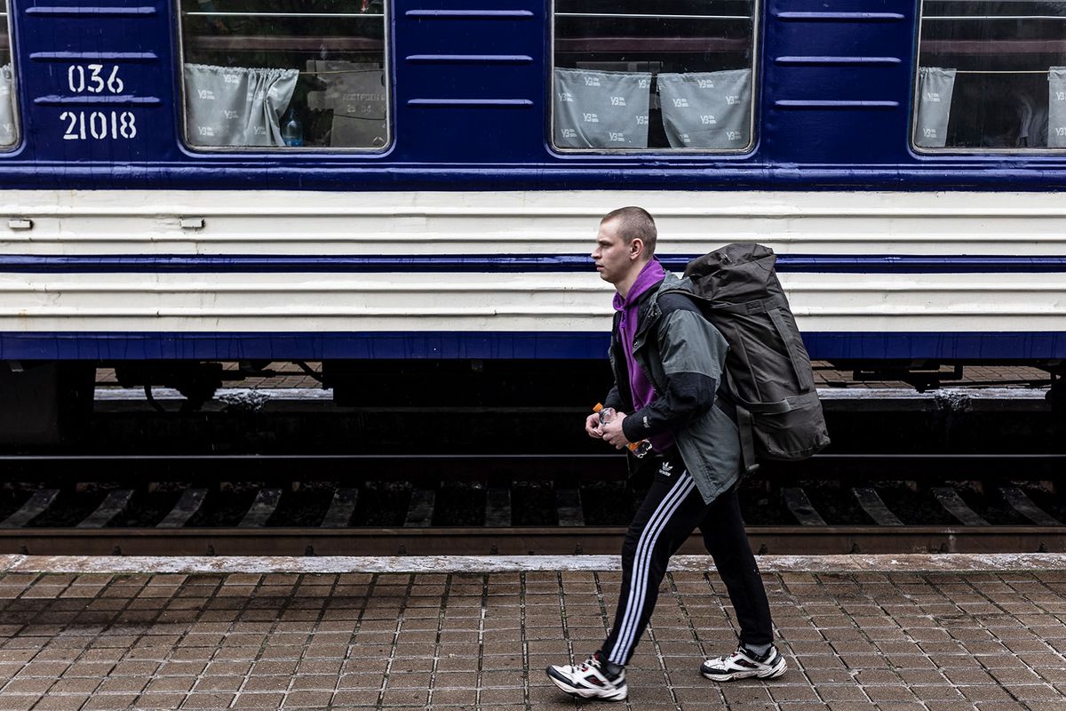 POKROVSK, UKRAINE - MAY 1: A young man walks pass the evacuation train to Lviv at Pokrovsk train station, Ukraine on May 01, 2023. Diego Herrera Carcedo / Anadolu Agency (Photo by Diego Herrera Carcedo / ANADOLU AGENCY / Anadolu via AFP)
ukrán hadköteles férfiak Ukrajna Kijev orosz-ukrán háború