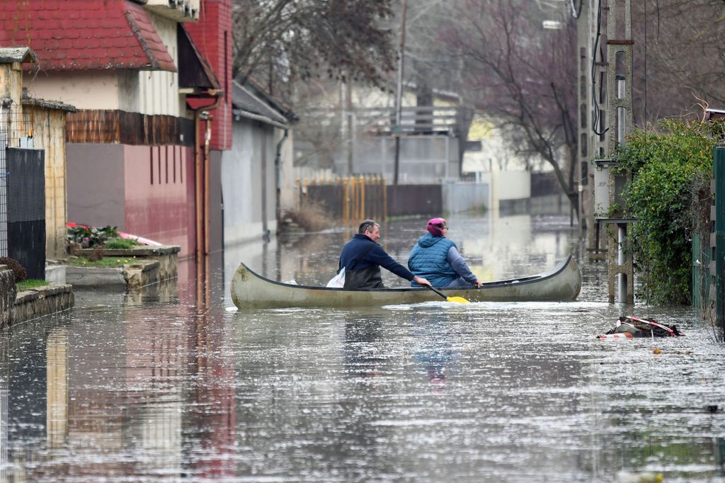 Szolnok, 2024. február 25.
Kajakkal halad egy házaspár a szolnoki Mentetlen üdülőövezet vízzel elöntött főutcáján a Tiszán levonuló árhullám tetőzésekor 2024. február 25-én.
MTI/Mészáros János