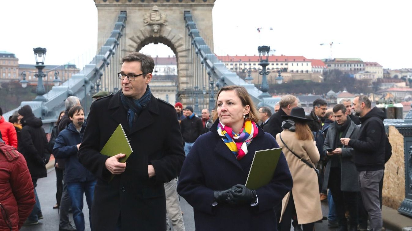 lanchid_LUS_661520221216 Budapest 
Átadták az ideiglenes forgalomnak a felújított Lánchidat. A hídon egyelőre csak a Budapesti Közlekedési Központ (BKK) járművei, valamint a taxik, a segédmotoros kerékpárok, a motorosok, a kerékpárosok, valamint a mikroközlekedési eszközöket használók közlekedhetnek.
fotó: Kallus György LUS
Világgazdaság
képen: Karácsony Gergely főpolgármester, Walter Katalin, a BKK vezérigazgatója20221216 Budapest Átadták az ideiglenes forgalomnak a felújított Lánchidat. A hídon egyelőre csak a Budapesti Közlekedési Központ (BKK) járművei, valamint a taxik, a segédmotoros kerékpárok, a motorosok, a kerékpárosok, valamint a mikroközlekedési eszközöket használók közlekedhetnek.fotó: Kallus György LUSVilággazdaságképen: Karácsony Gergely főpolgármester, Walter Katalin, a BKK vezérigazgatója