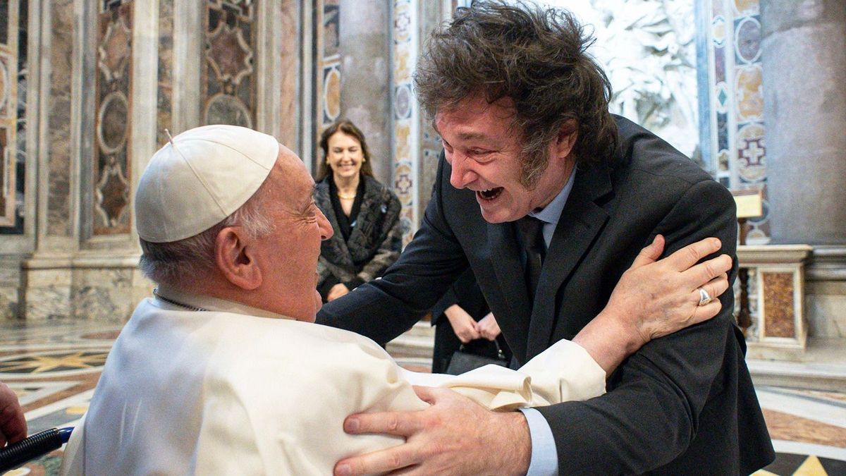 Latinos életörömmel békült ki a két híres argentin a Vatikánban
