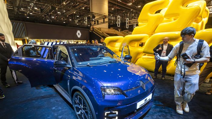 Genf, 2024. február 26.Az új Renault R5 E-Tech a 91. Genfi Nemzetközi Autószalon sajtónapján, 2024. február 26-án.MTI/AP/Keystone/Martial Trezzini