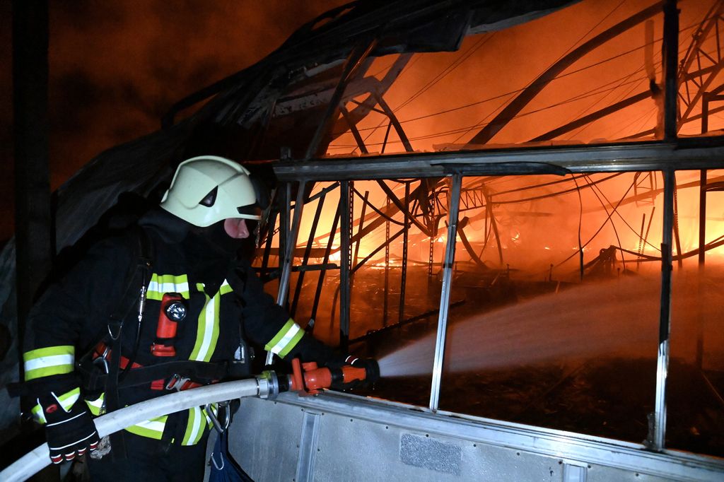 Budapest, 2024. február 7.
Tűzoltók dolgoznak egy teljes terjedelmében lángokban álló, nagyjából tízezer négyzetméteres kertészet oltásán Budapest XXIII. kerületében, Soroksáron a Meddőhányó utcában 2024. február 6-án késő éjszaka.
MTI/Mihádák Zoltán