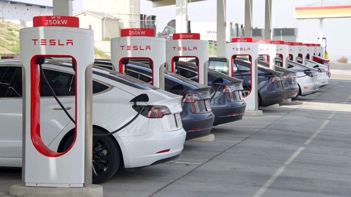 Tesla: mégis jön a „megfizethető” kisautó jövőre