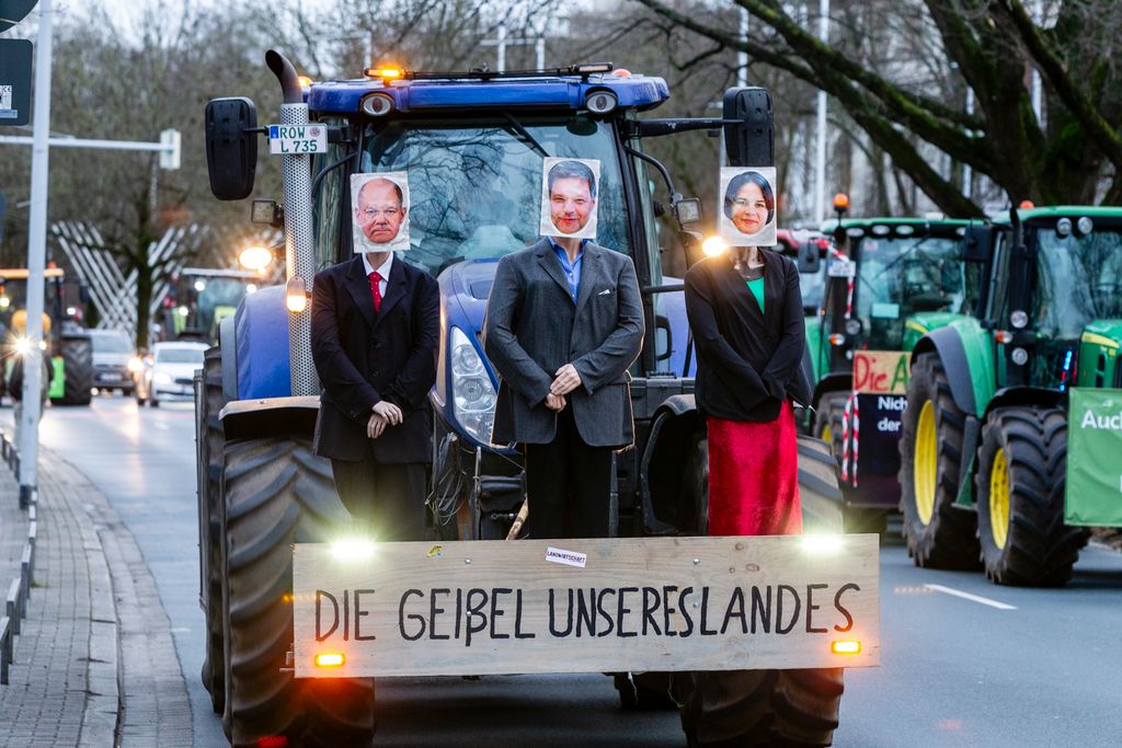 Január után újra tüntettek a földművesek Hannoverben a tartományi parlament épületénél és több helyen Németországban. Noha az év eleji tüntetések miatt változtatott a német kormány a mezőgazdaság finanszírozásán, a termelők továbbra is elégedetlenek az intézkedéscsomaggal, és további demonstrációkra készülnek.