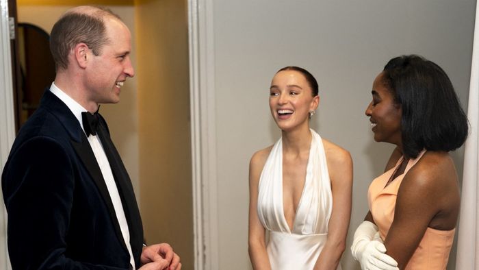 Britain's Prince William, Prince of Wales meets EE Rising Stars Phoebe Dynevor and Ayo Edebiri after the BAFTA British Academy Film Awards ceremony at the Royal Festival Hall, Southbank Centrer, in London, on February 18, 2024. (Photo by Jordan Pettitt / POOL / AFP)