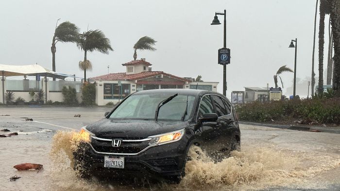 February 4, 2024, Montecito, California, U.S.A: A car traverses the dangerous flood waters at Shoreline Park in Santa Barbara during the flash flooding on February 4, 2024. (Credit Image: © Amy Katz/ZUMA Press Wire)