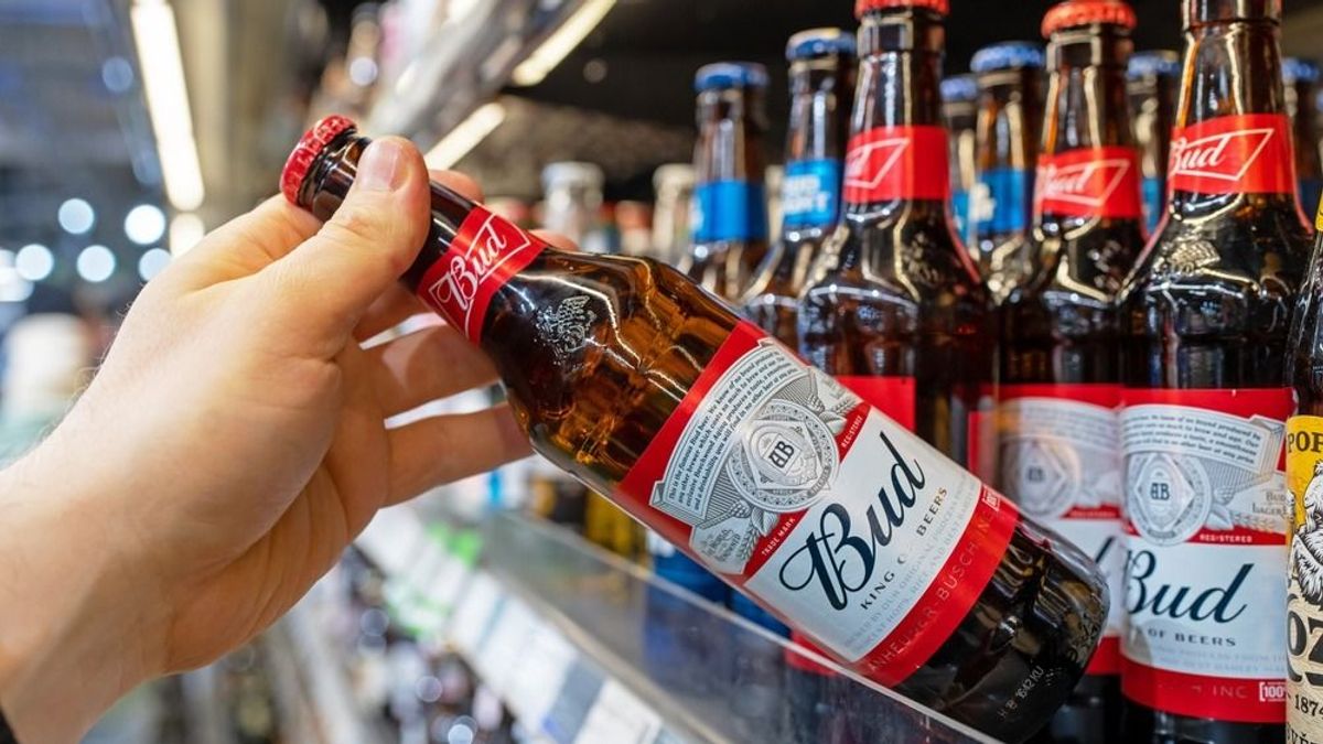 Kevesebb sört adott el, de az áremelések segítették a világ legnagyobb gyártóját