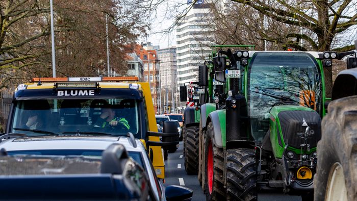Január után újra tüntettek a földművesek Hannoverben a tartományi parlament épületénél és több helyen Németországban. Noha az év eleji tüntetések miatt változtatott a német kormány a mezőgazdaság finanszírozásán, a termelők továbbra is elégedetlenek az intézkedéscsomaggal, és további demonstrációkra készülnek.