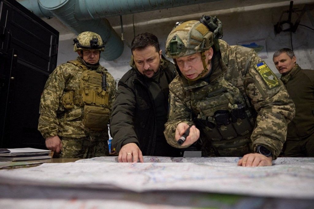 This handout photograph taken and released by the Ukrainian Presidential Press Service on November 30, 2023 shows Ukrainian President Volodymyr Zelensky (C-L) and Colonel General Oleksandr Syrskyi (C-R) visiting of Ukraine's army command post in Kupiansk, Kharkiv region. (Photo by Handout / UKRAINIAN PRESIDENTIAL PRESS SERVICE / AFP) / RESTRICTED TO EDITORIAL USE - MANDATORY CREDIT "AFP PHOTO / UKRAINIAN PRESIDENTIAL PRESS SERVICE" - NO MARKETING NO ADVERTISING CAMPAIGNS - DISTRIBUTED AS A SERVICE TO CLIENTS