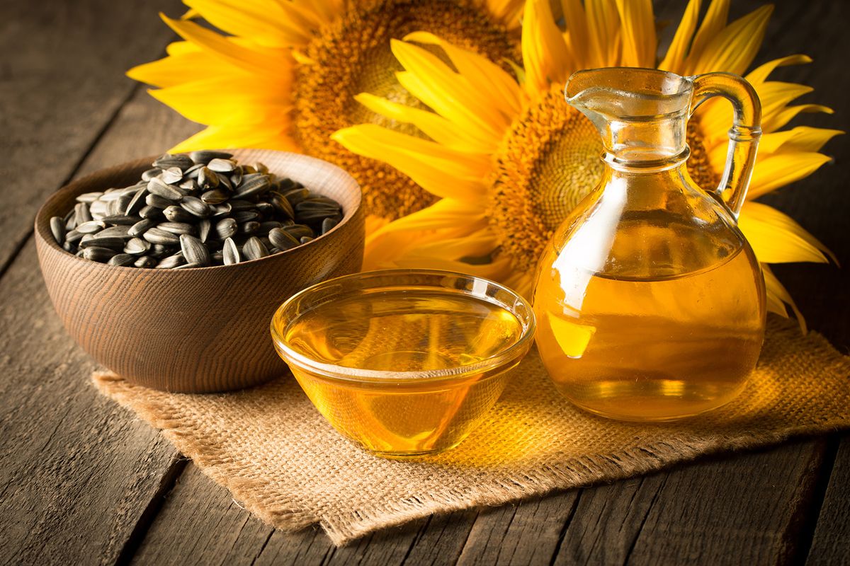 Closeup,Photo,Of,Sunflower,Oil,With,Seeds,On,Wooden,Background.
Closeup photo of sunflower oil with seeds on wooden background. Bio and organic product concept.
napraforgó, olaj, étolaj, étkezési, olaj, zsír,