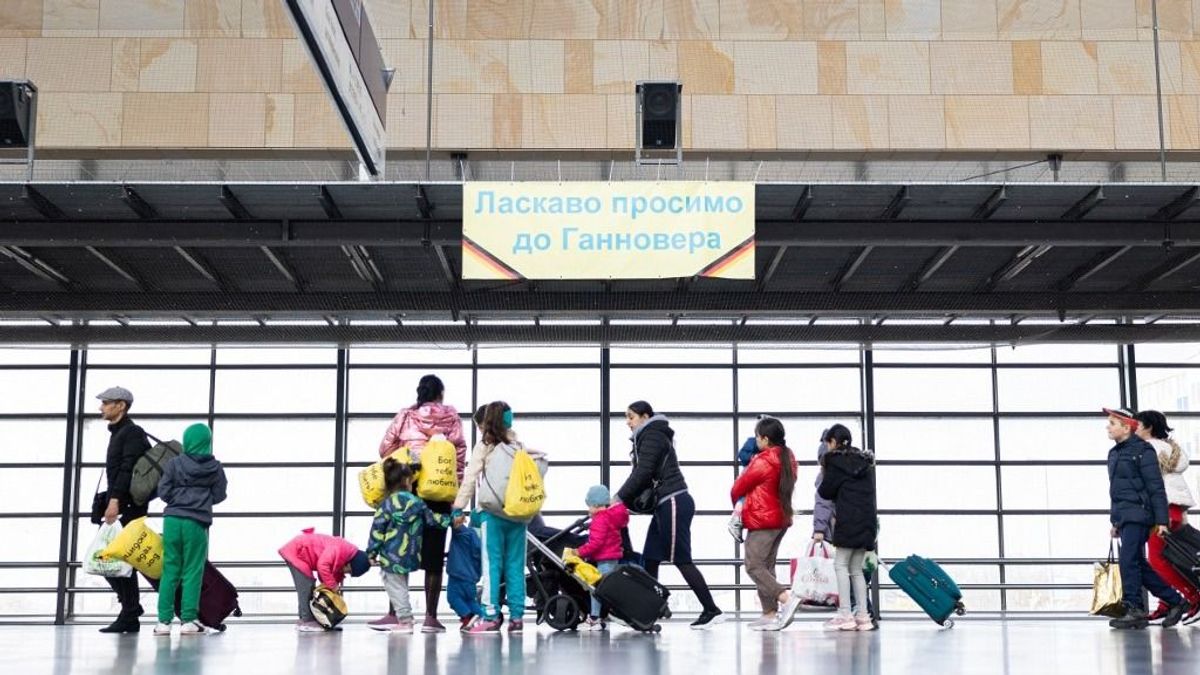 Zelenszkij rátenné a kezét a menekülteknek adott segélyekre is