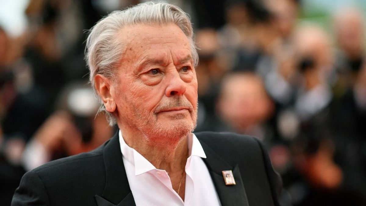 Alain Delon búcsúztatása zárt körben zajlik, megtiltották a fotózást