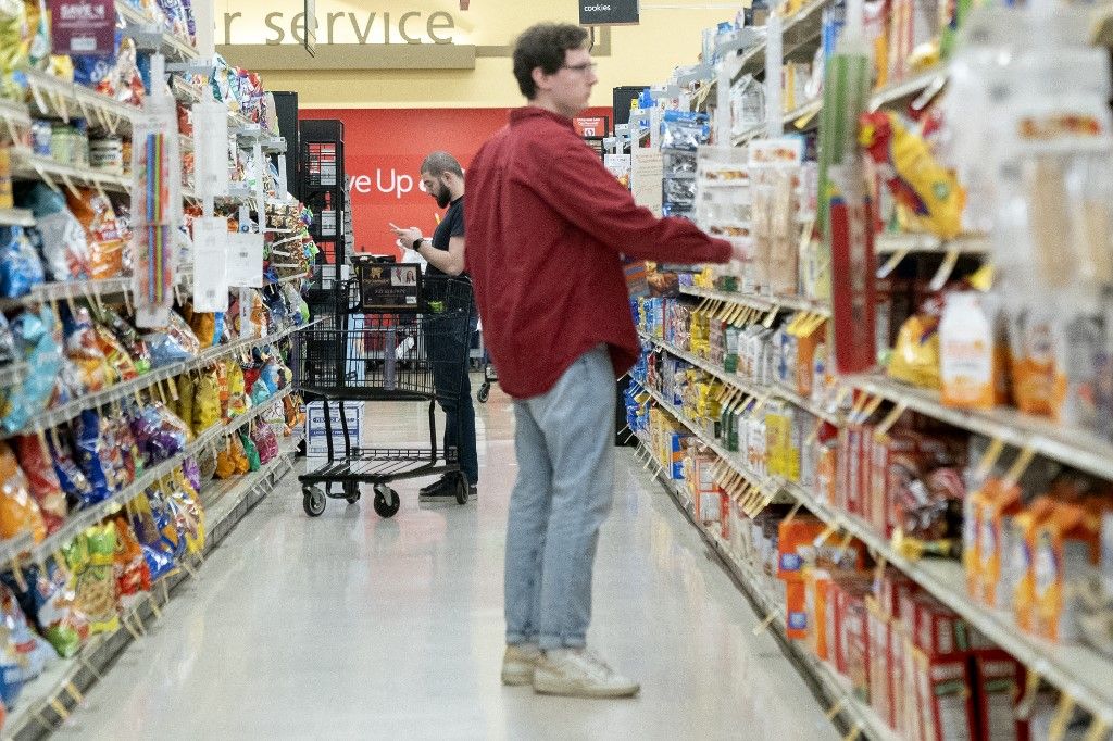 Shoppers look at items displayed at a grocery store in Washington, DC, on February 15, 2023. Retail sales in the United States rebounded in January, government data showed Wednesday, logging the biggest gain since early 2021 as policymakers watch for signs that consumer spending is cooling in the longer run. (Photo by Stefani Reynolds / AFP)