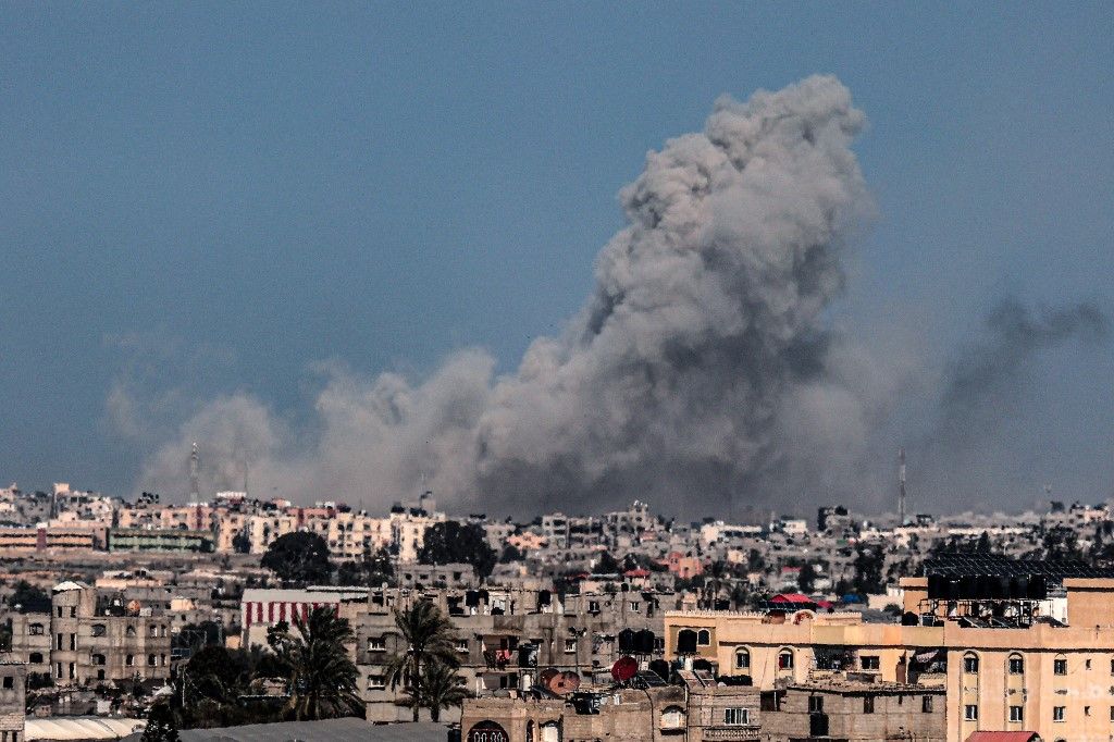 This picture taken from Rafah in the southern Gaza Strip shows smoke billowing during Israeli bombardment on Khan Yunis on February 22, 2024, amid continuing battles between Israel and the Palestinian militant group Hamas. (Photo by SAID KHATIB / AFP)