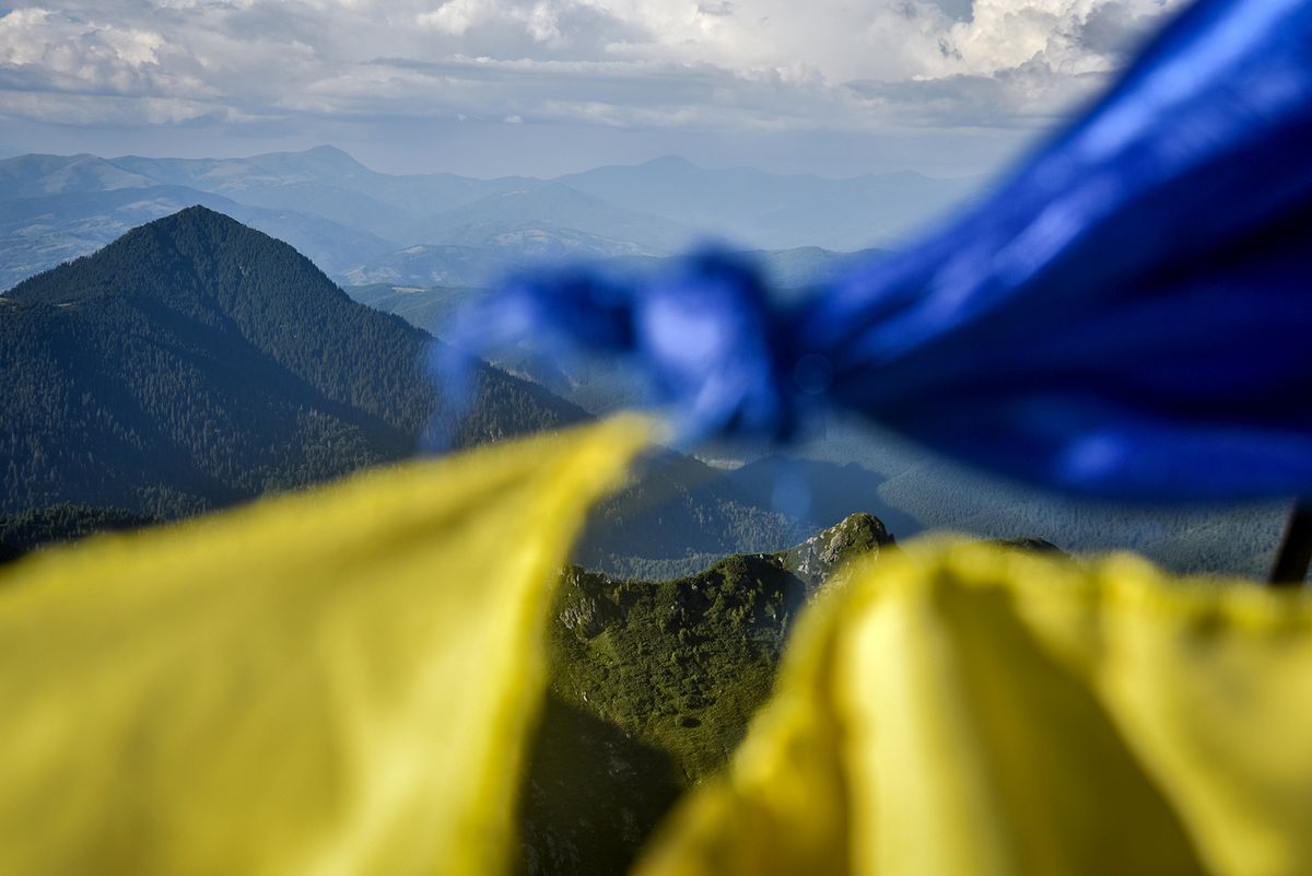 The mountains and Ukrainian flag
orosz-ukrán háború