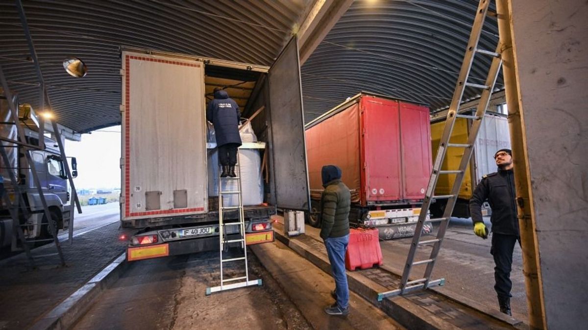 Külön sávot kapnak Romániában az uniós kamionok a határon