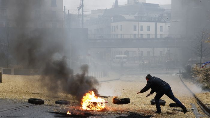 Farmers burn hay and tires during a protest action of farmers' organizations 'Federation Unie de Groupements d'Eleveurs et d'Agriculteurs' (FUGEA), Boerenforum and MAP, organized in response to the European Agriculture Council, in Brussels, Monday 26 February 2024. Farmers continue their protest across Europe as they demand better conditions to grow, produce and maintain a proper income.BELGA PHOTO BENOIT DOPPAGNE (Photo by BENOIT DOPPAGNE / BELGA MAG / Belga via AFP)