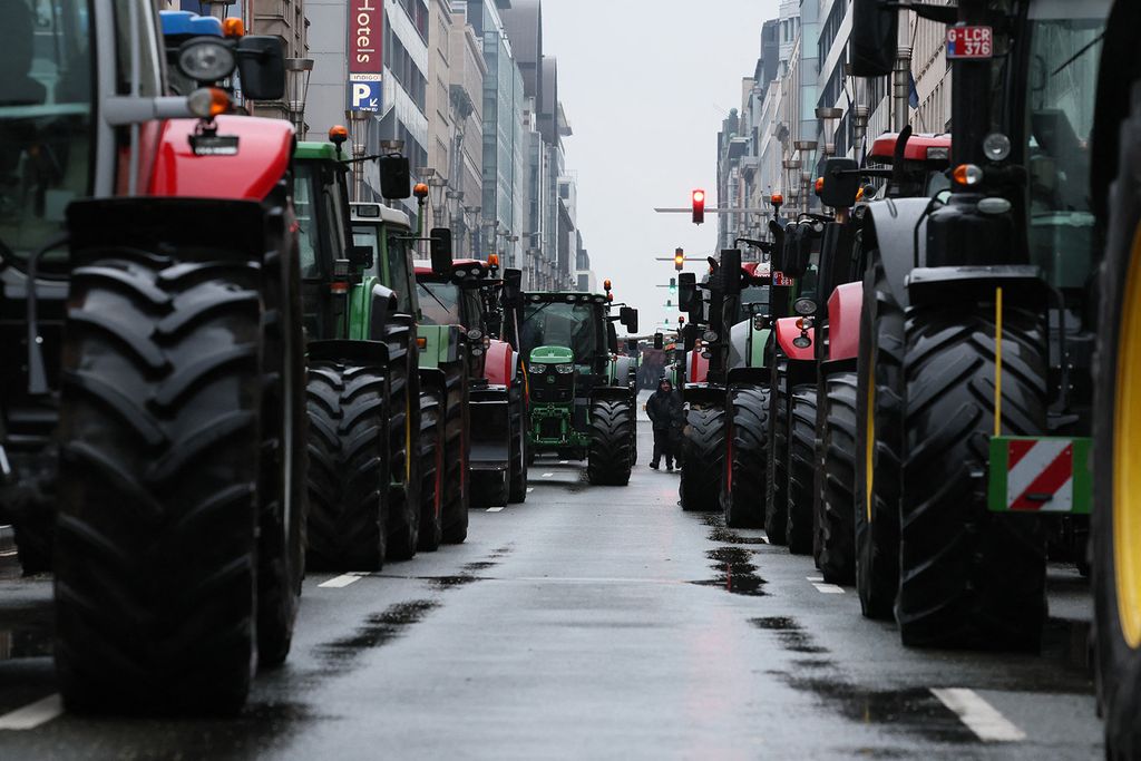 Farmers on their tractors take part in a protest called by the farmers' organizations 'Federation Unie de Groupements d'Eleveurs et d'Agriculteurs' (FUGEA), Boerenforum and MAP, in response to the European Agriculture Council, in Brussels, on February 26, 2024. Farmers across Europe have been protesting for weeks over what they say are excessively restrictive environmental rules, competition from cheap imports from outside the European Union and low incomes. (Photo by BENOIT DOPPAGNE / Belga / AFP) / Belgium OUT