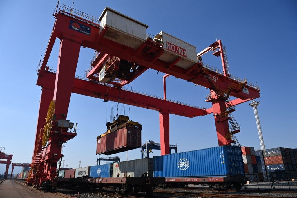 CHINA-ZHEJIANG-NINGBO-ZHOUSHAN PORT-CARGO-CONTAINER THROUGHPUT-GROWTH(CN)(240124) -- NINGBO, Jan. 24, 2024 (Xinhua) -- Cranes and sea-rail intermodal trains work at the Beilun port railway station of the Ningbo-Zhoushan Port in east China's Zhejiang Province, Jan. 24, 2024.
  The Ningbo-Zhoushan Port in east China's Zhejiang Province reported steady growth in its cargo and container throughput in 2023.
  According to statistics from the Zhejiang provincial port shipping management center, the port recorded more than 1.3 billion tonnes of cargo throughput in 2023, up 4.94 percent year on year. During the period, the port's container throughput totaled more than 35.3 million twenty-foot equivalent units (TEUs), a year-on-year increase of 5.85 percent. (Xinhua/Huang Zongzhi) (Photo by Huang Zongzhi / XINHUA / Xinhua via AFP)