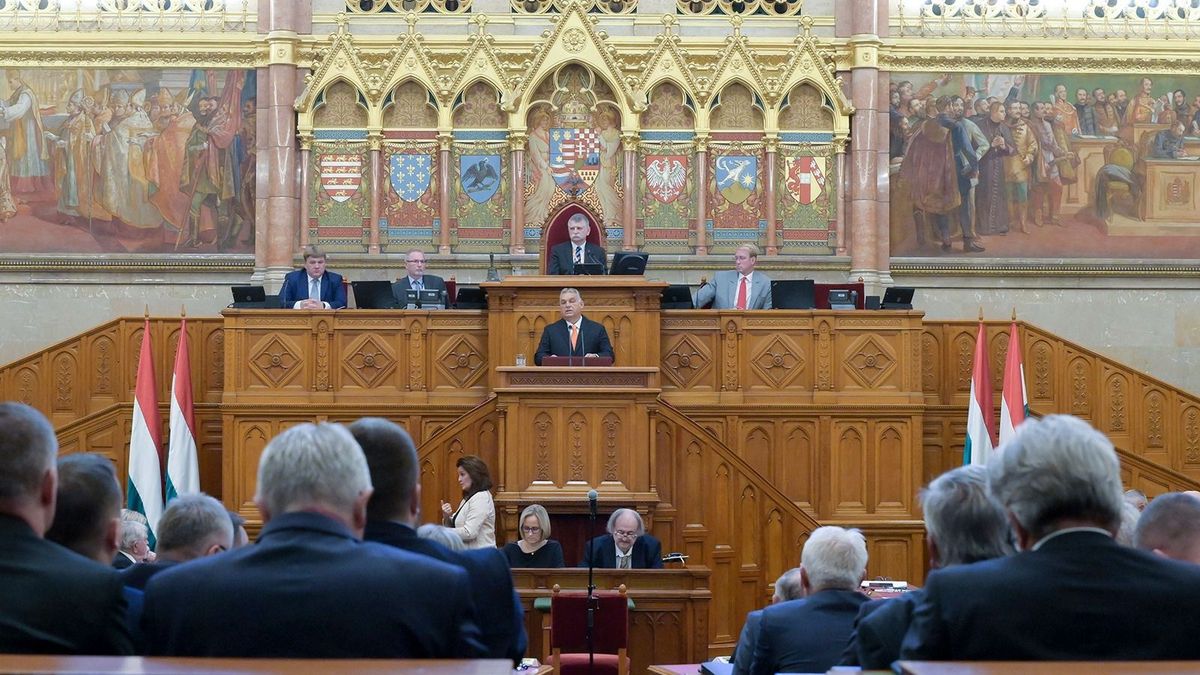 Orbán Viktor a parlament előtt: Magyarországnak Sulyok Tamásra van szüksége