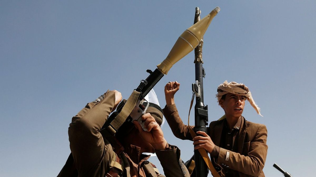 SANA'A, YEMEN - FEBRUARY 4: Houthi fighters participate in a rally in support of Palestinians in the Gaza Strip, and the recent Houthi strikes on shipping in the Red Sea and Gulf of Aden on February 4, 2024, on the outskirts of Sana'a, Yemen. The rally comes amid U.S. and British strikes against 36 Houthi targets in Yemen on Saturday, the second day of major U.S. attacks following an attack on American troops last weekend that killed three U.S. soldiers at a remote post in Jordan just across the border with Iraq by fighters with links to Iran.  (Photo by Mohammed Hamoud/Getty Images) vörös-tenger húszi