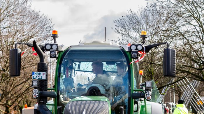 Január után újra tüntettek a földművesek Hannoverben a tartományi parlament épületénél és több helyen Németországban. Noha az év eleji tüntetések miatt változtatott a német kormány a mezőgazdaság finanszírozásán, a termelők továbbra is elégedetlenek az intézkedéscsomaggal, és további demonstrációkra készülnek.