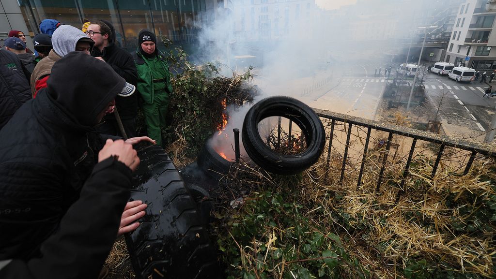 Farmers burn hay and tires during a protest action of farmers' organizations 'Federation Unie de Groupements d'Eleveurs et d'Agriculteurs' (FUGEA), Boerenforum and MAP, organized in response to the European Agriculture Council, in Brussels, Monday 26 February 2024. Farmers continue their protest across Europe as they demand better conditions to grow, produce and maintain a proper income.BELGA PHOTO BENOIT DOPPAGNE (Photo by BENOIT DOPPAGNE / BELGA MAG / Belga via AFP)