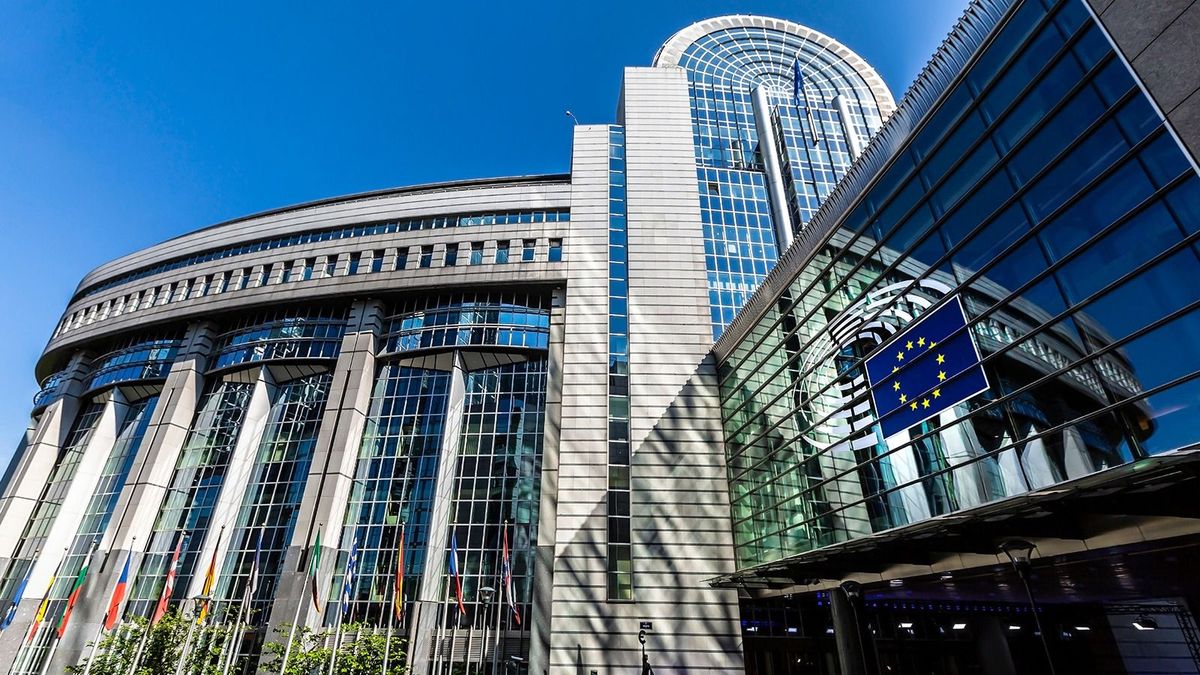 Újabb öngólra készül az EU: kínai cégekre is szankciókat vetnének ki