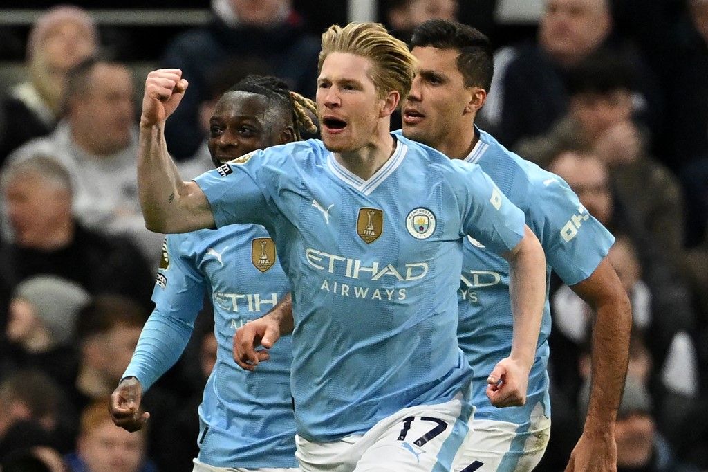 Manchester City's Belgian midfielder #17 Kevin De Bruyne celebrates after scoring their second goal during the English Premier League football match between Newcastle United and Manchester City at St James' Park in Newcastle-upon-Tyne, north east England on January 13, 2024. (Photo by Oli SCARFF / AFP) / RESTRICTED TO EDITORIAL USE. No use with unauthorized audio, video, data, fixture lists, club/league logos or 'live' services. Online in-match use limited to 120 images. An additional 40 images may be used in extra time. No video emulation. Social media in-match use limited to 120 images. An additional 40 images may be used in extra time. No use in betting publications, games or single club/league/player publications. / 