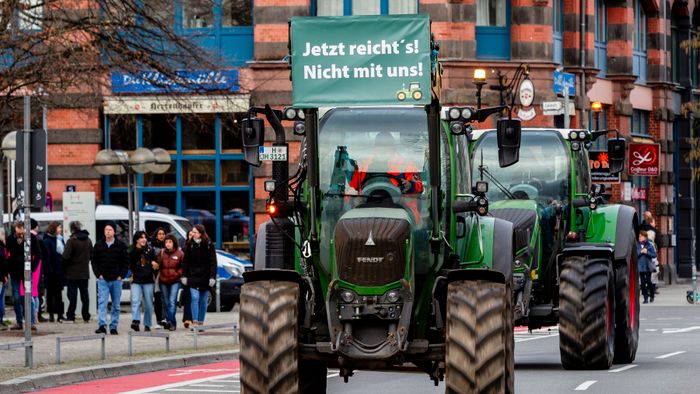 Január után újra tüntettek a földművesek Hannoverben a tartományi parlament épületénél és több helyen Németországban. Noha az év eleji tüntetések miatt változtatott a német kormány a mezőgazdaság finanszírozásán, a termelők továbbra is elégedetlenek az intézkedéscsomaggal, és további demonstrációkra készülnek.