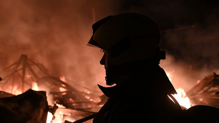 Budapest, 2024. február 7.
Tűzoltók dolgoznak egy teljes terjedelmében lángokban álló, nagyjából tízezer négyzetméteres kertészet oltásán Budapest XXIII. kerületében, Soroksáron a Meddőhányó utcában 2024. február 6-án késő éjszaka.
MTI/Mihádák Zoltán