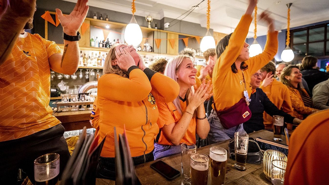 BREDA - Football fans watch the match between the Netherlands and the United States in Cafe Zeezicht during the round of 16 of the World Cup. ANP REMKO DE WAAL netherlands out - belgium out (Photo by REMKO DE WAAL / ANP MAG / ANP via AFP)