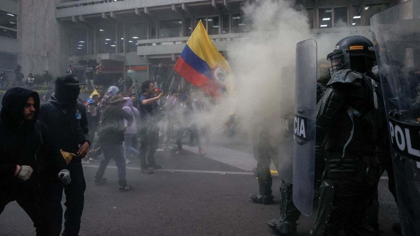 Turmoil erupts in Bogota as Colombia's Supreme Court fails to select a new chief prosecutorBOGOTA, COLOMBIA - FEBRUARY 08: Protesters clash with the police as they block the entrances of Colombia's Palace of Justice, demanding the appointment of a new chief prosecutor in Bogota, Colombia on February 08, 2024. Colombian Deputy Prosecutor General, Martha Mancera is scheduled to take on prosecutorial responsibilities on Monday, despite accusations of shielding alleged drug traffickers. Approximately 20,000 demonstrators marched in Bogota to exert pressure on the court regarding Mancera's selection. Following the court's decision to delay the vote for a new chief prosecutor by two weeks, a faction of protesters proceeded to obstruct access to the palace of justice's parking garage. Juancho Torres / Anadolu (Photo by Juancho Torres / ANADOLU / Anadolu via AFP) kolumbia