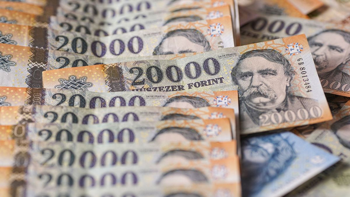 Gyengélkedik a forint, felfelé kacsintgat a BUX