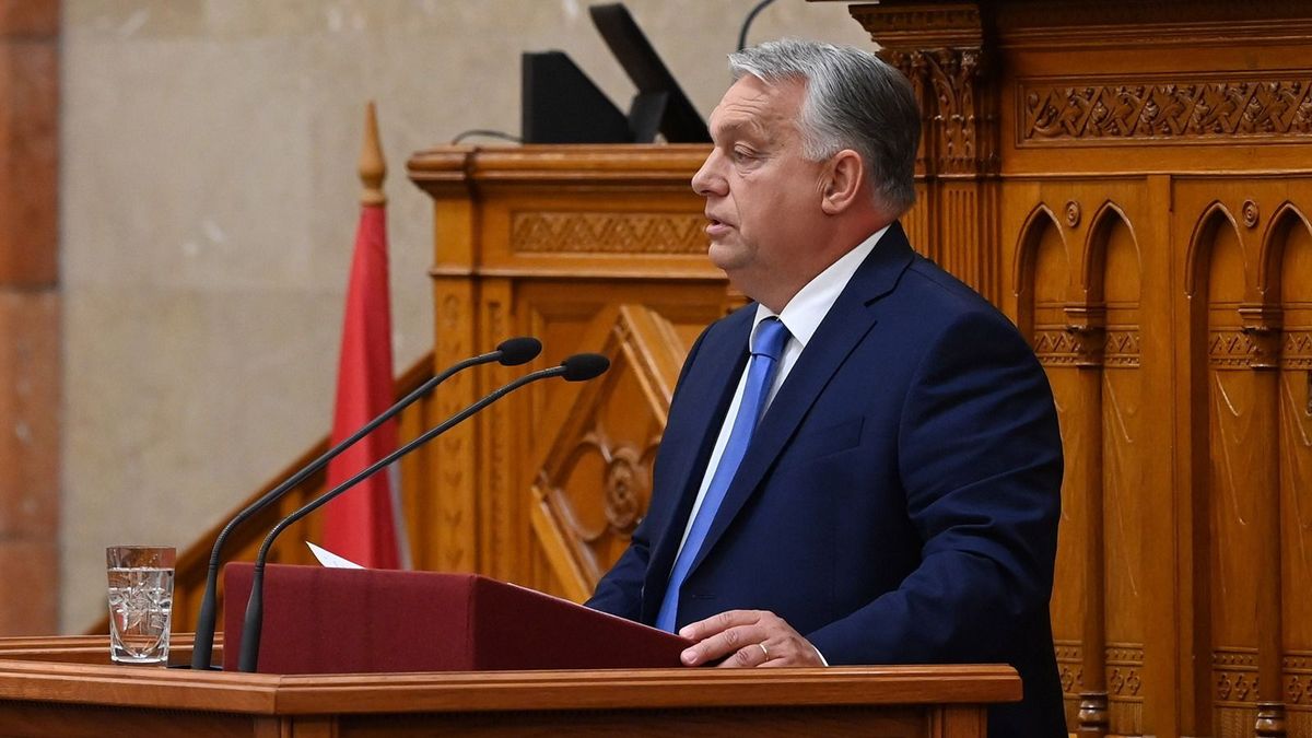 Kupaktanácsot tart Orbán Viktor a Karmelitában